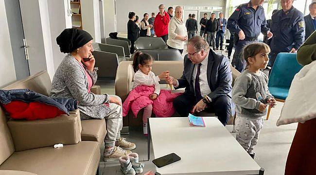 Foça Kaymakamı Türköz, depremzedeleri yalnız bırakmıyor
