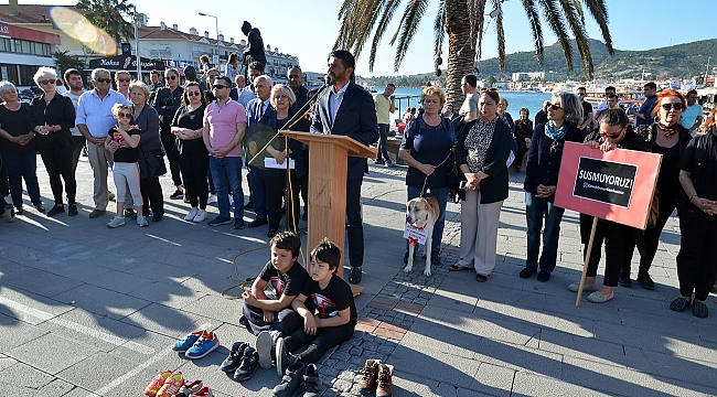 Foça’da çocuk istismarına karşı oturma eylemi yapıldı