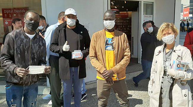 Gelecek Partisi İzmir Vatandaşlara Maske Dağıttı