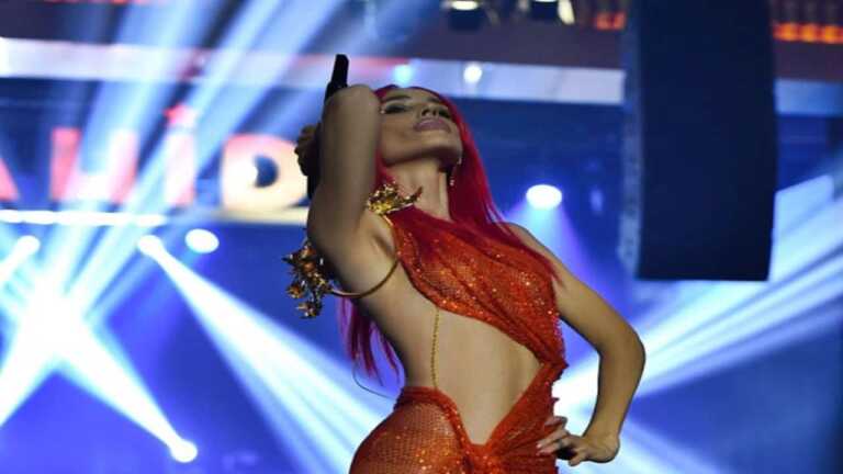 Gülşen Transparan Kıyafeti ile Nefes Kesti