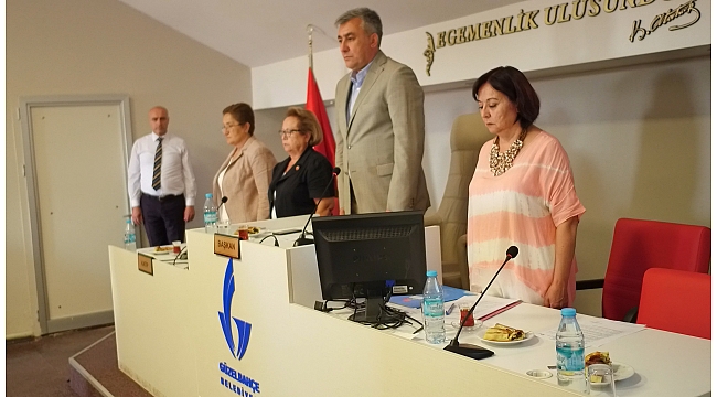 Güzelbahçe Belediye toplantısı saygı duruşuyla başladı