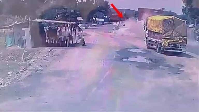 Hindistan’da Korkunç Trafik Kazası: 10 Ölü 20 Yaralı