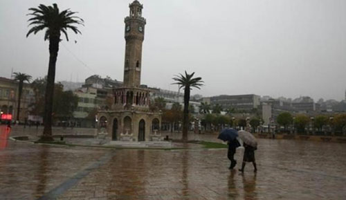 firtinanin_teget_gectigi_izmir_saganak_yagis_etkisi_altinda_h244407_66e8c.jpg