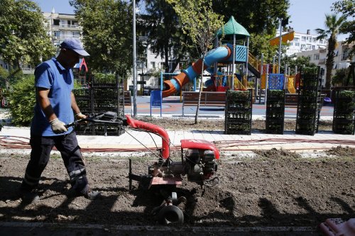 konak’in-parklarina-hijyen-operasyonu-(7).jpeg