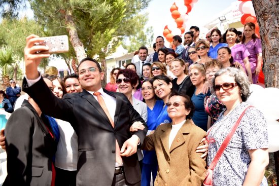 mus_baskan-atila-kadinlarla-selfi.jpg