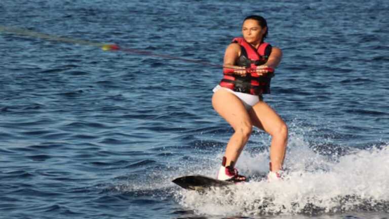 Hülya Avşar Bikini ile Parke Boyadı