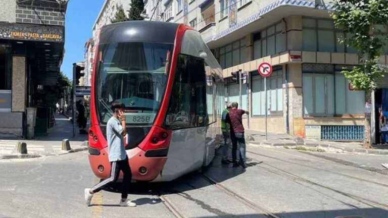 İstanbul Bağcılar’da Tramvay Raydan Çıktı