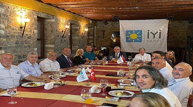 İYİ PARTİ İzmir Milletvekilleri İlçe Başkanlarıyla Buluştu