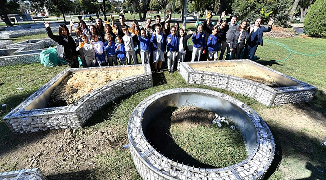 İzmir Büyükşehir Belediyesi’nden çocuklar için “Topluluk Bahçesi”