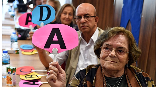 İzmir’deki Huzurevi sakinleri bilgi yarışmasında buluştu