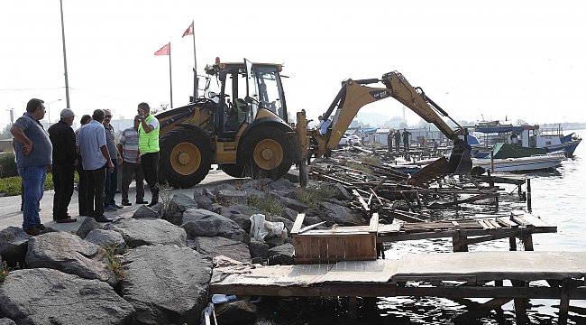 Karşıyaka Belediyesi, kaçak iskeleleri yıktı!