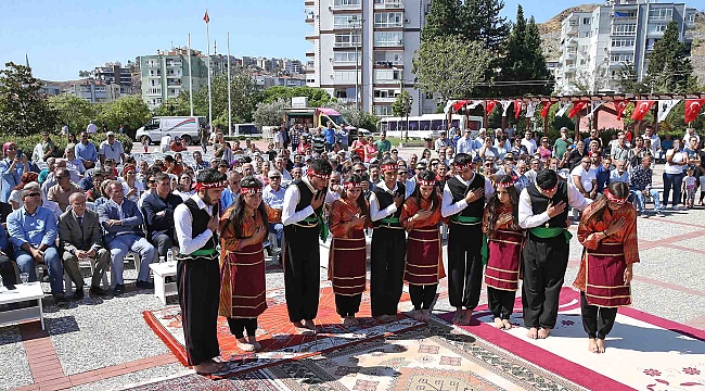 Karşıyaka’da 10 bin kişi aşure lokmasını paylaştı
