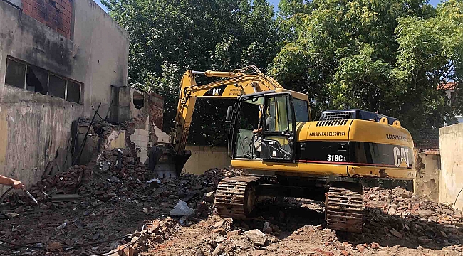 Karşıyaka’da metruk binaların yıkımına hız verildi