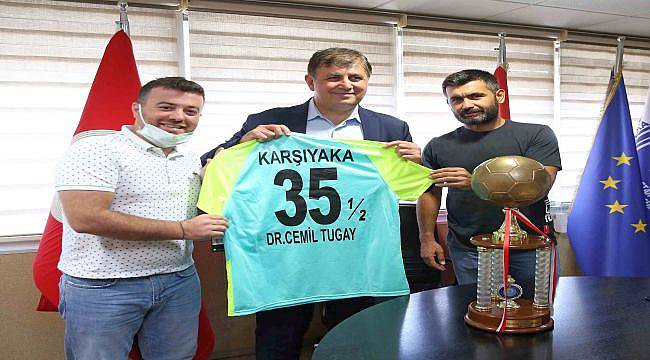 Karşıyakalı Şampiyonlar Kupayı Başkan Tugay’a Götürdü