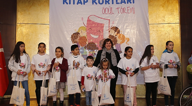Konak’ta kitap kurtları ödüllerini aldı