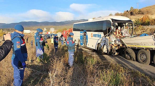 Korkunç kaza! Otobüsü çekiciye çarptı: 2 ölü, 27 yaralı