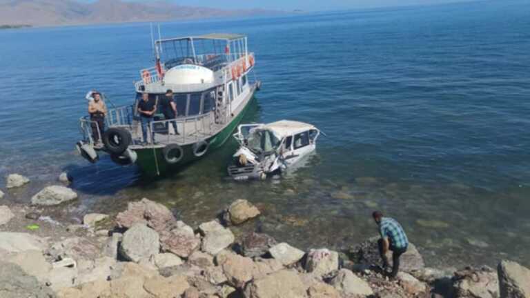 Minibüs Van Gölü’ne Uçtu