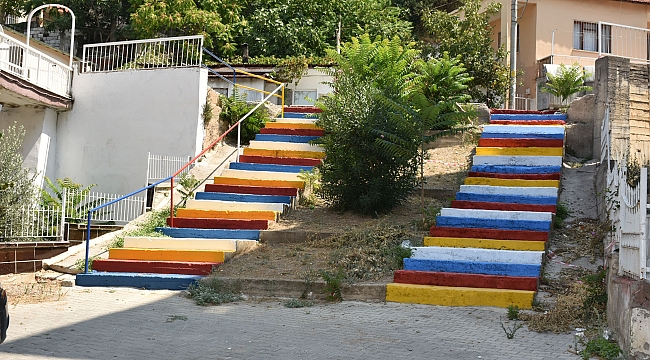 Narlıdere’nin merdivenlerinde yenileme çalışmaları