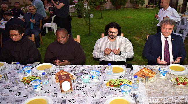 Önce camii, ardından kilise iftarına katıldı