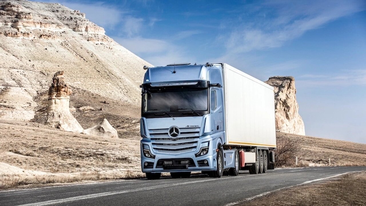 mercedes-benz-kamyon-finansman-buyuk-ihrac-gerceklestirdi