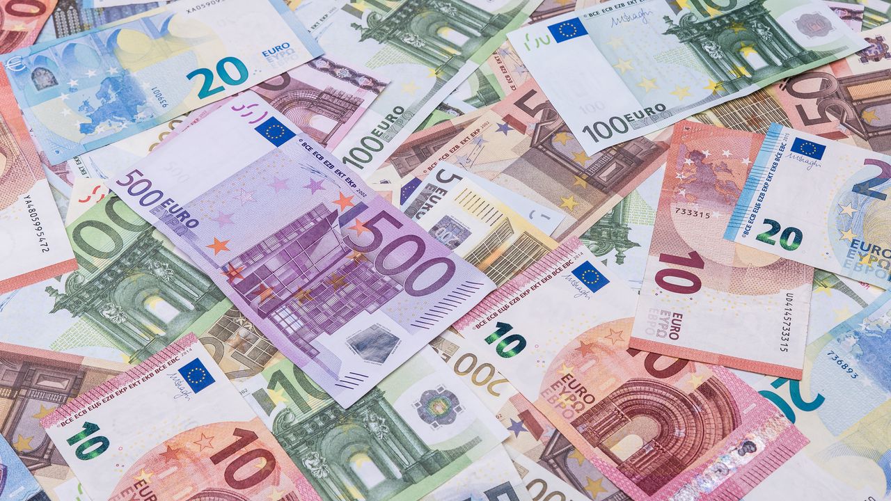 dolar-ve-euro-yeni-zirvelere-tirmaniyor